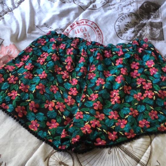 L’Amour Nanette Lepore- boho floral pompom shorts- bohemian beachy style - Picture 6 of 6